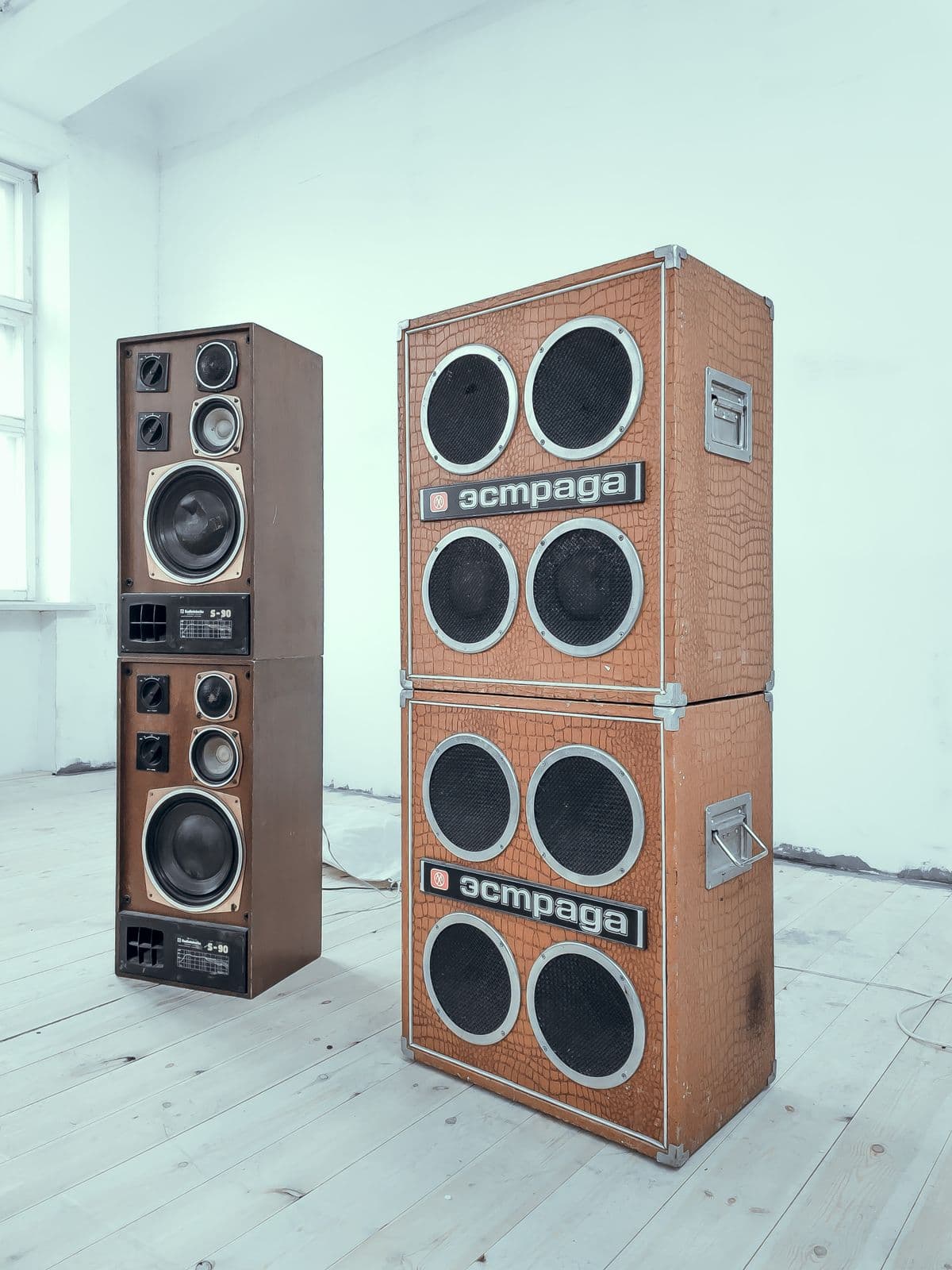 Line array de audio en el interior de un templo
