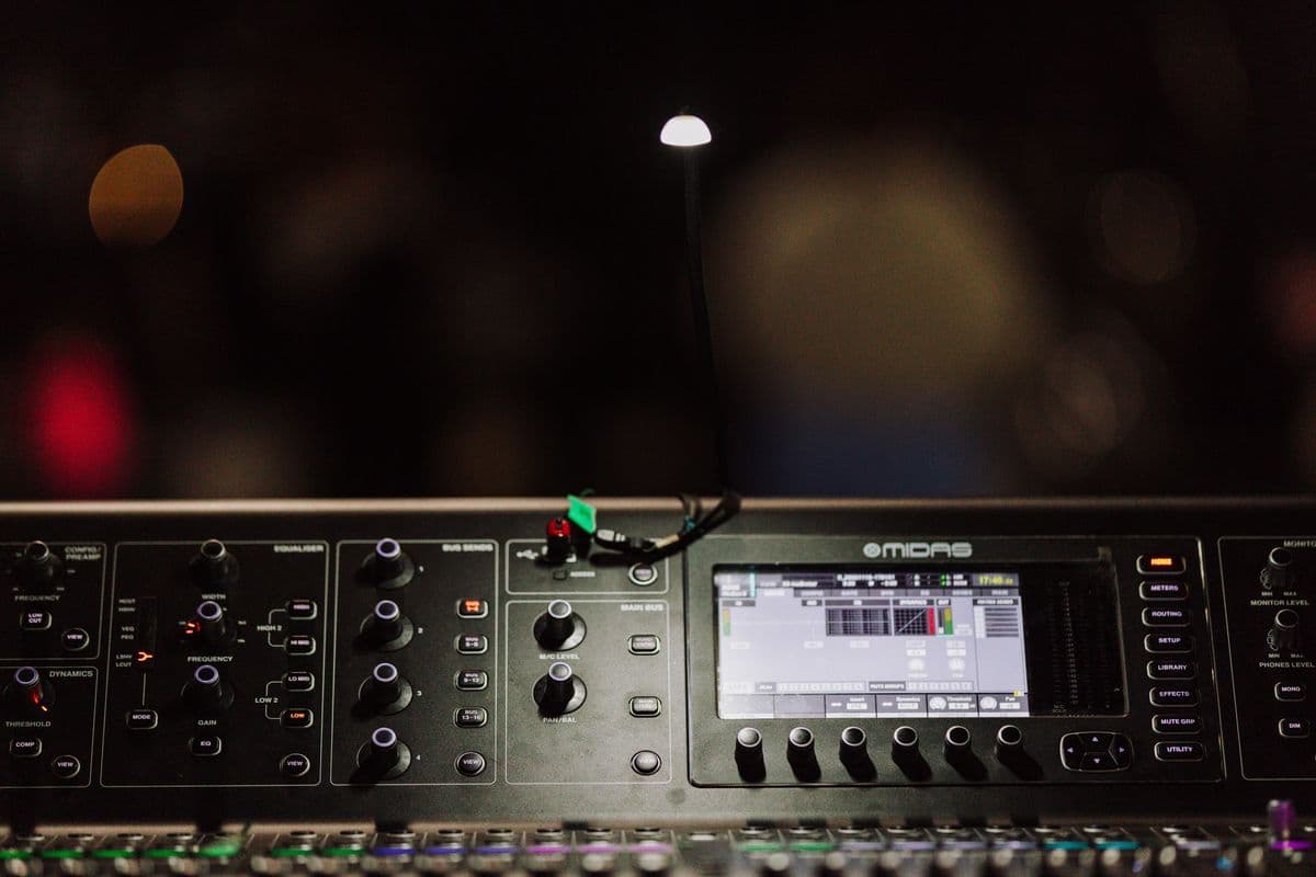 Consola de audio digital en un culto