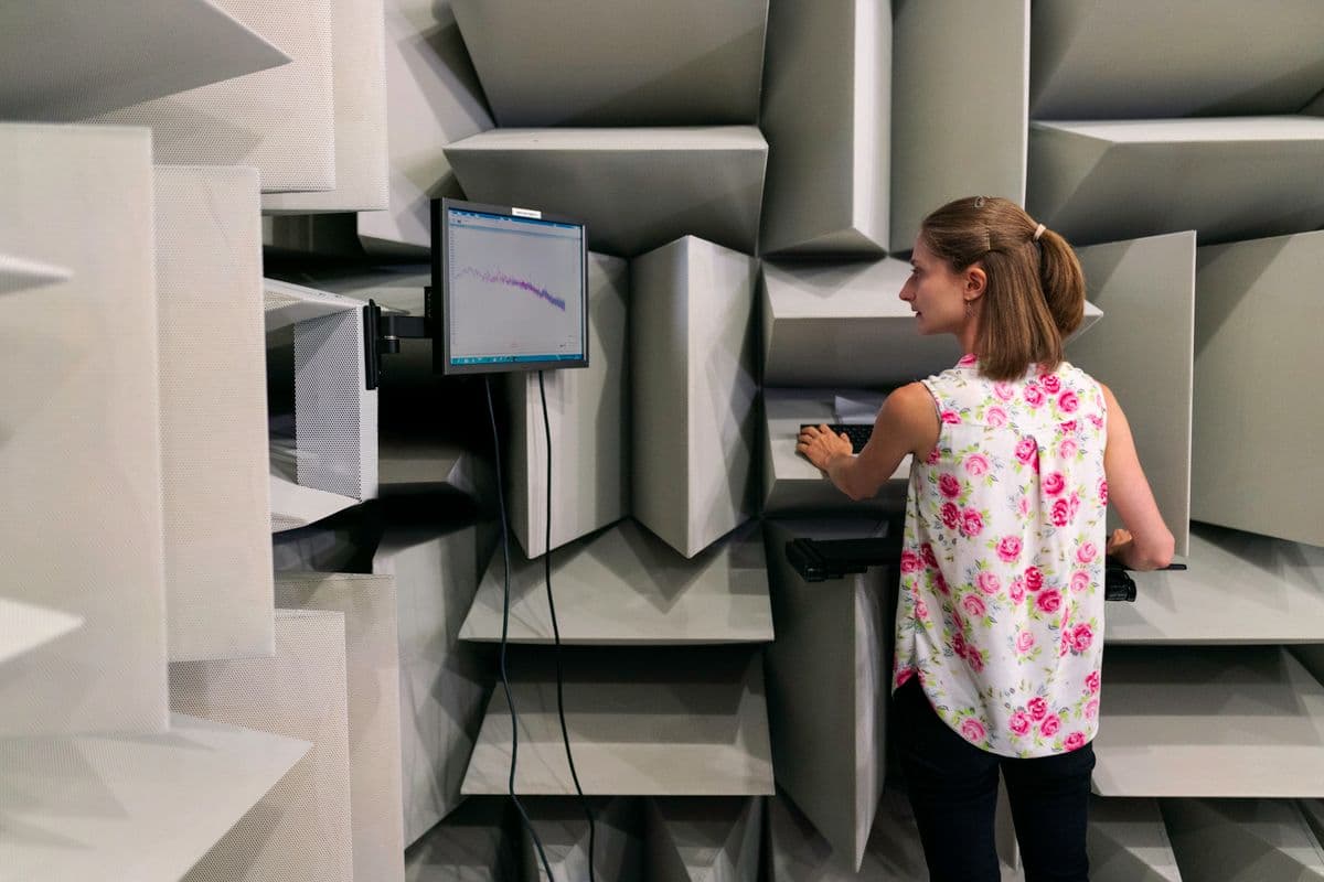 Ingeniero de audio calibrando la acústica de un espacio