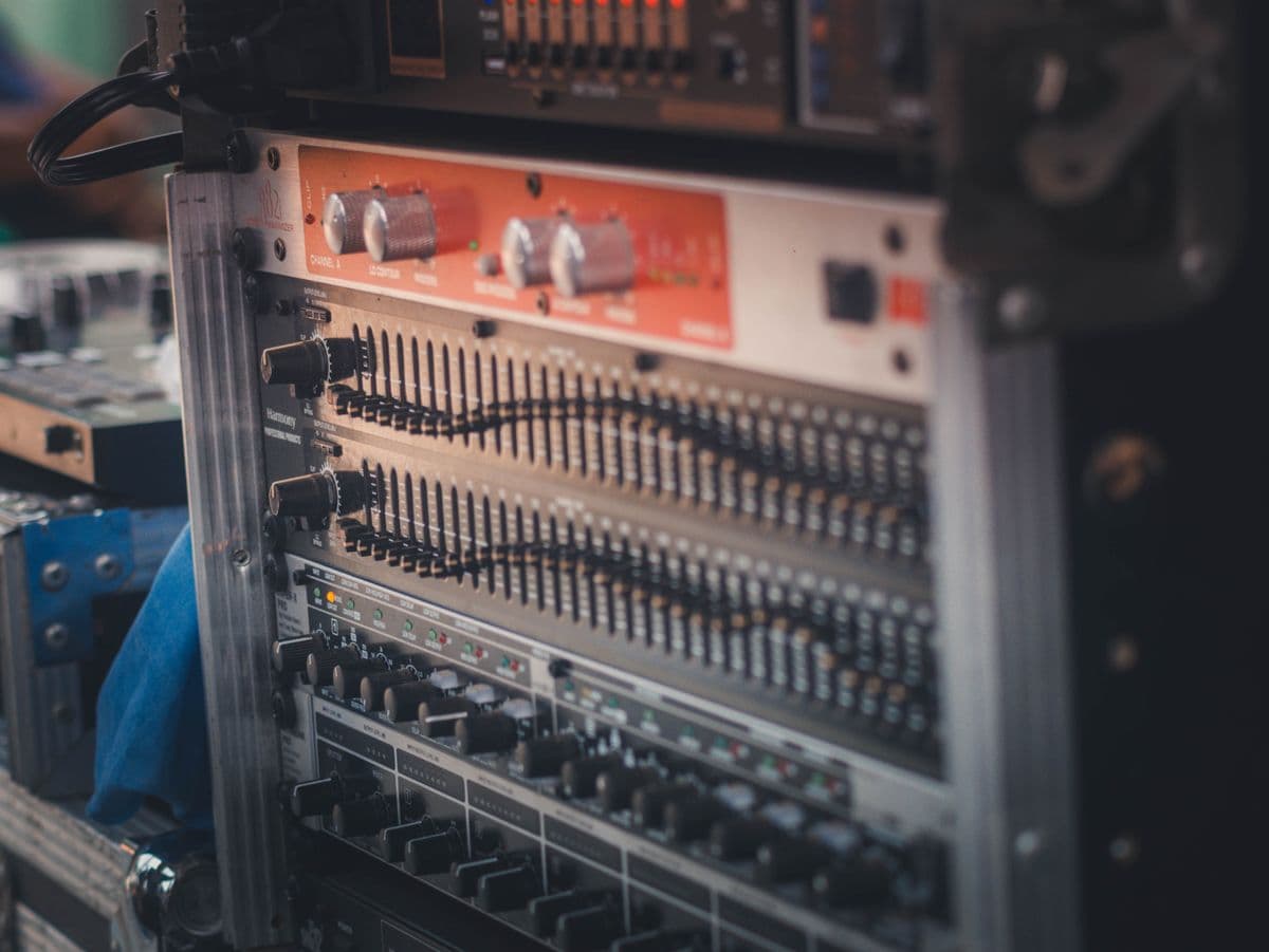 Rack de amplificadores y procesadores de audio