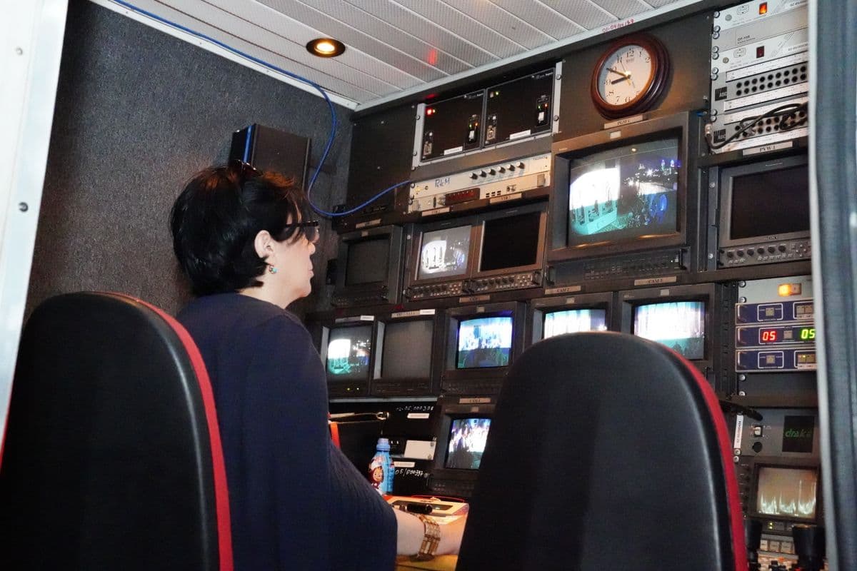 Sala de control con cámaras PTZ y switcher de transmisión