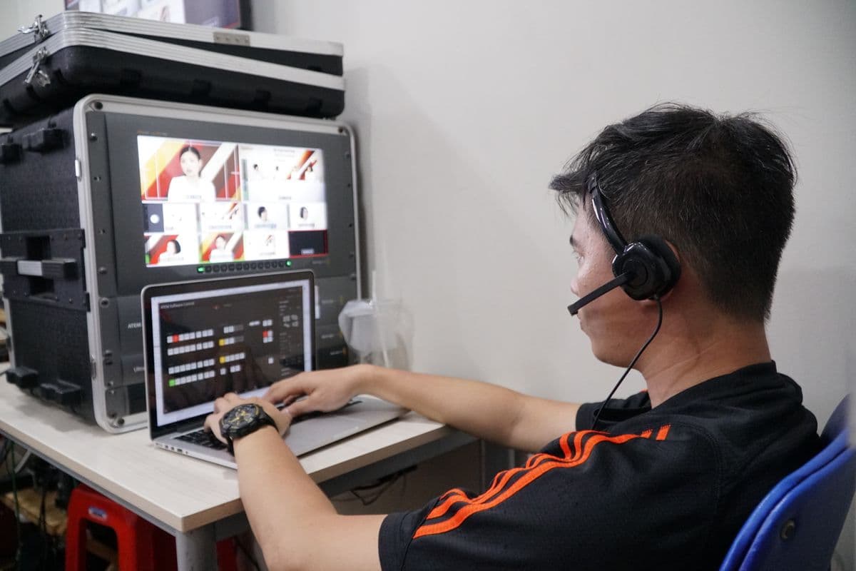 Equipo de media operando una transmisión en vivo