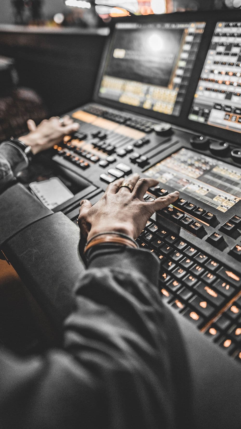Técnico operando una consola de control de iluminación