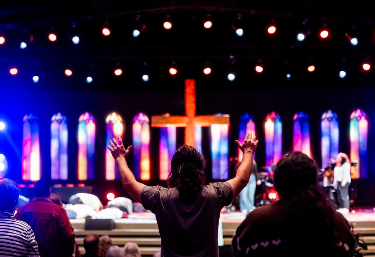 Culto de iglesia con audio e iluminación en uso