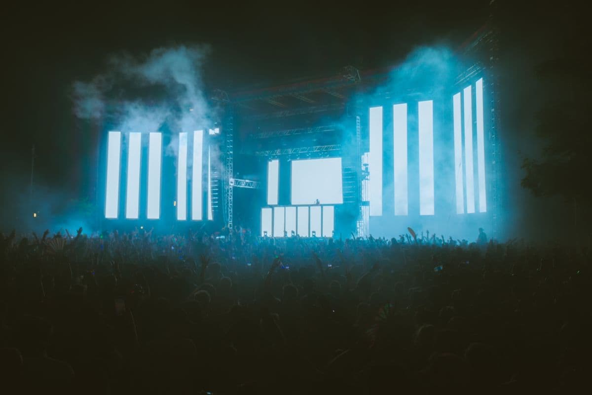 Pantalla LED modular en un evento nocturno