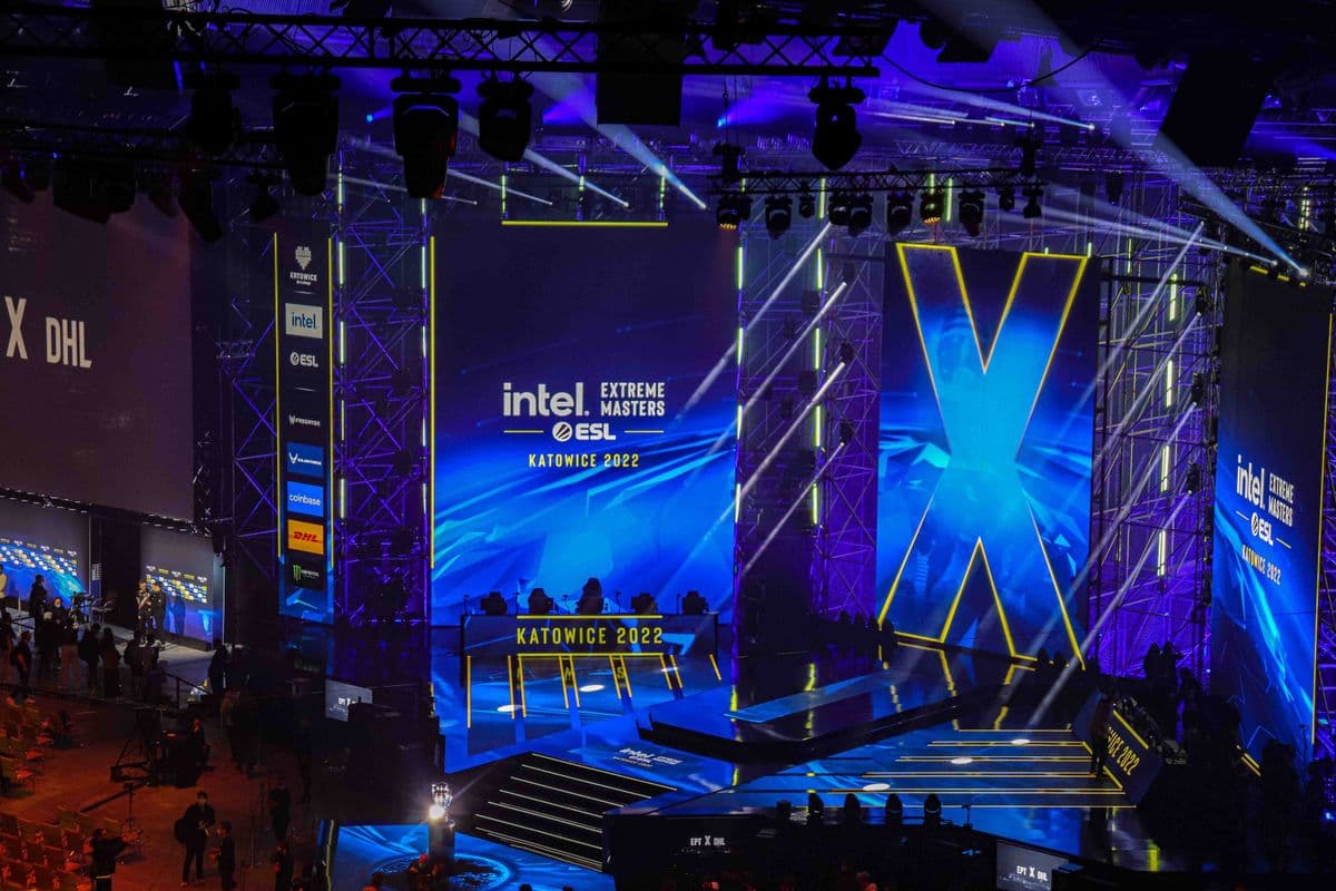 Pantalla LED modular grande instalada en un auditorio